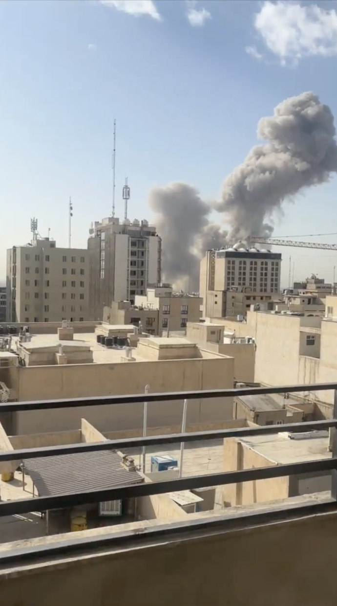 Izrael ve spolupráci se Spojenými státy nečekaně zaútočil na vojenské cíle v Íránu.