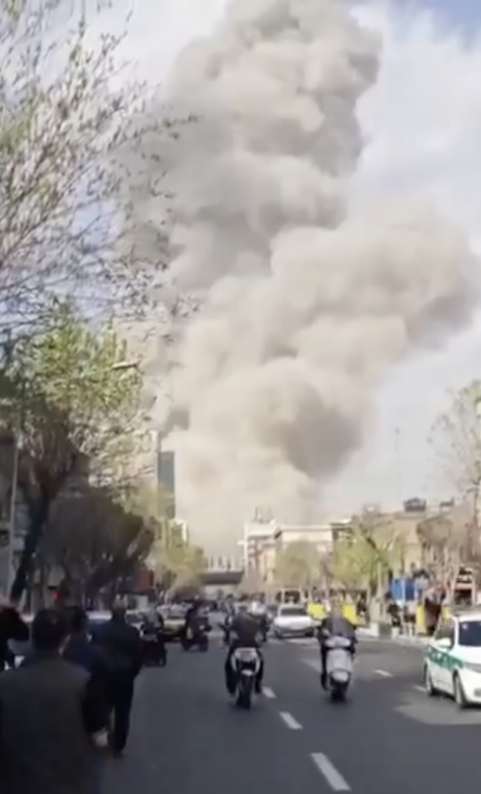 Lidé v Teheránu prchali od místa dopadu raket.