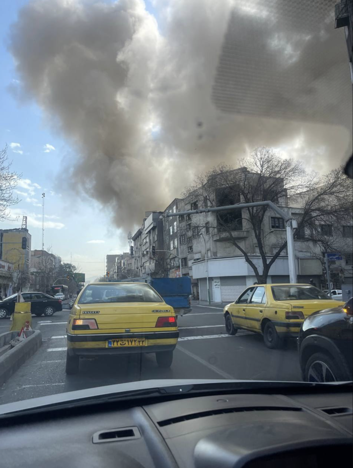 Po celém Teheránu byl vidět hustý kouře nad městem.