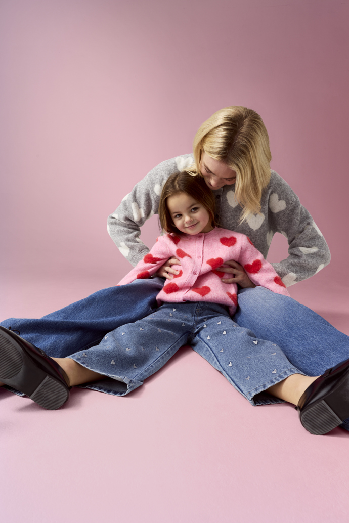 Svetry pro maminky i ty nejmenší seženete třeba u značky v F&F. Info o cenách v obchodě