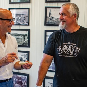 Nezajímá se jen o vaření, ale také o historii, ekonomii a politiku.