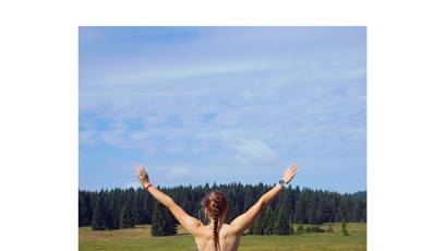 FOTO: Vůbec největší rozruch na internetu vyvolala odvážnou fotografií ze soustředění, kde zapózovala zcela nahoře bez.