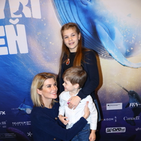 Iveta Lutovská s dětmi na premiéře animovaného filmu Velrybí píseň.