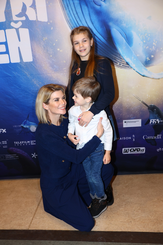 Iveta Lutovská s dětmi na premiéře animovaného filmu Velrybí píseň.