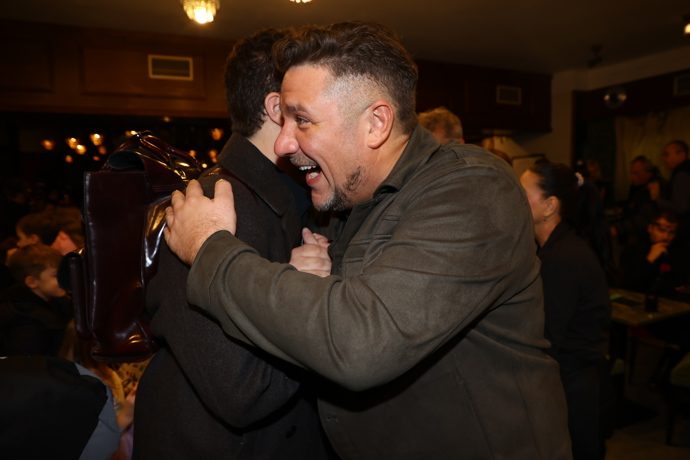 Michal Holán se vítal s kolegy.