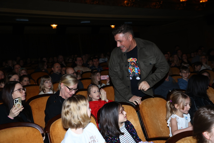 Michal Holán vyrazil do kina.