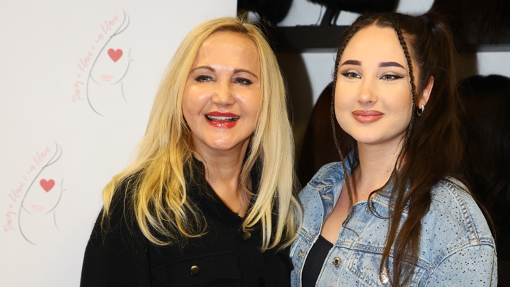 Matka s dcerou si jsou velice podobné.