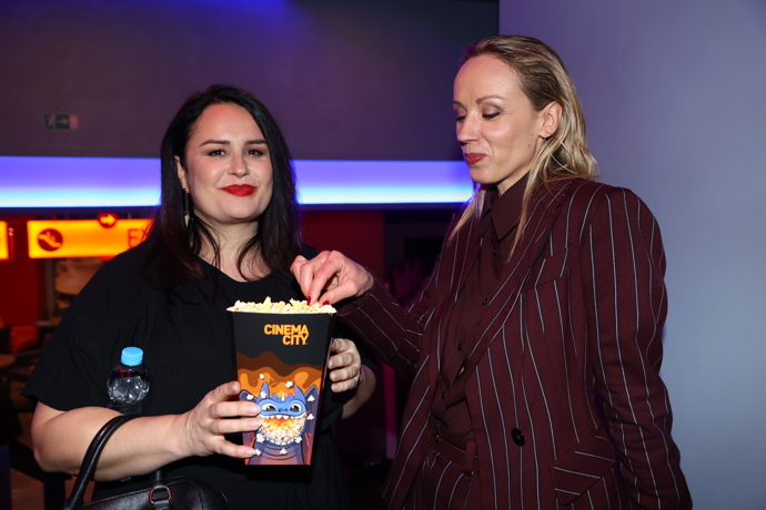 Petra Hřebíčková a Petra Polnišová s popcornem.