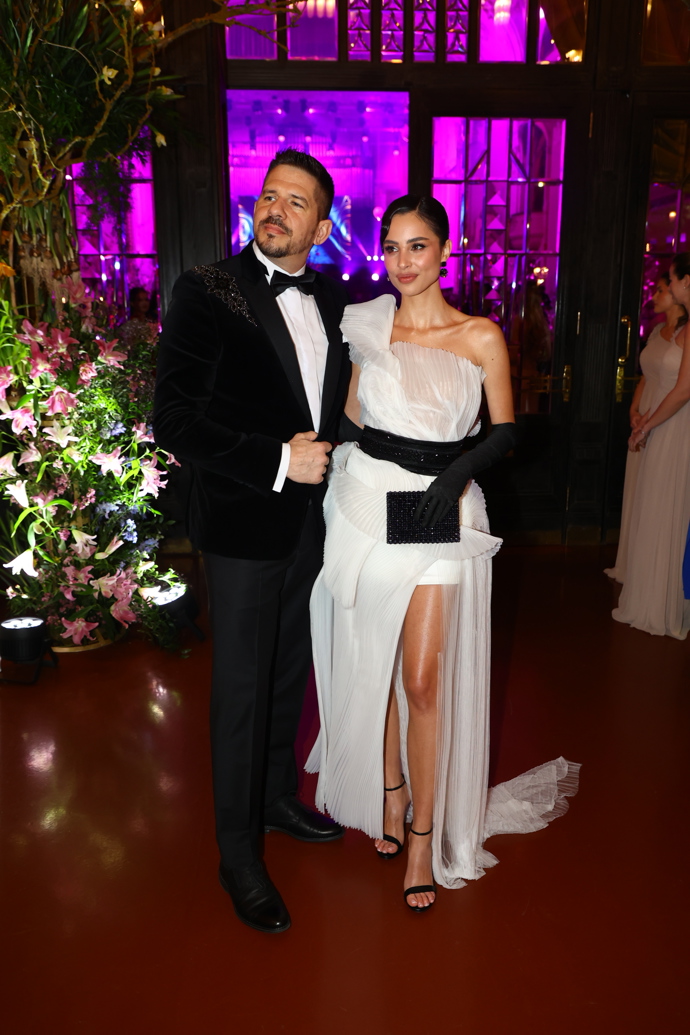 Obecní dům se pomalu plní krásnými ženami v originálních róbách.