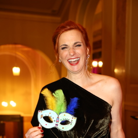 Letos vynesla na Česko-Slovenský ples škrabošku, kterou jí dcerka Ema ručně vyrobila.