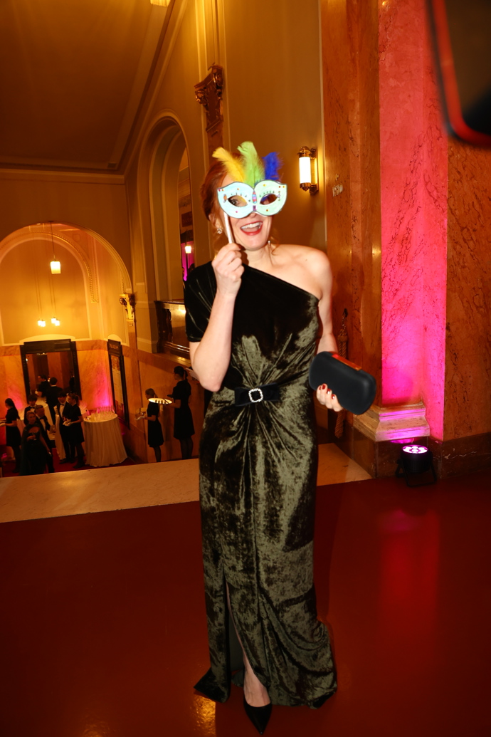 Škraboška ji ten večer provázela programem. 