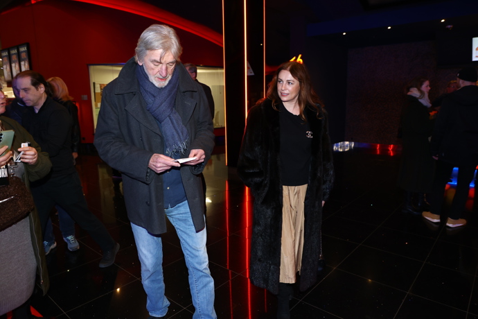 Vladimír Kratina dorazil po boku půvabné brunety.