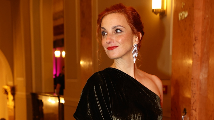 Michaela Maurerová zvolila sametové šaty.