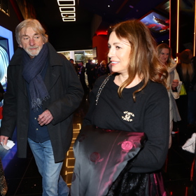 Vladimír Kratina na svém půvabném doprovodu mohl oči nechat.