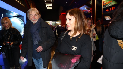 FOTO: Vladimír Kratina na svém půvabném doprovodu mohl oči nechat.