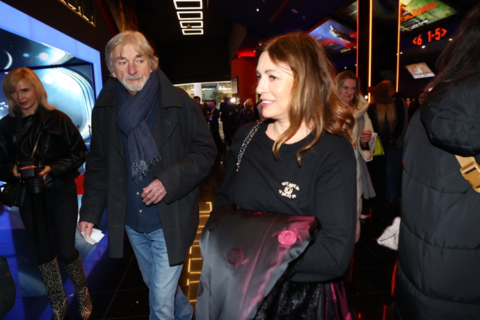 Vladimír Kratina na svém půvabném doprovodu mohl oči nechat.