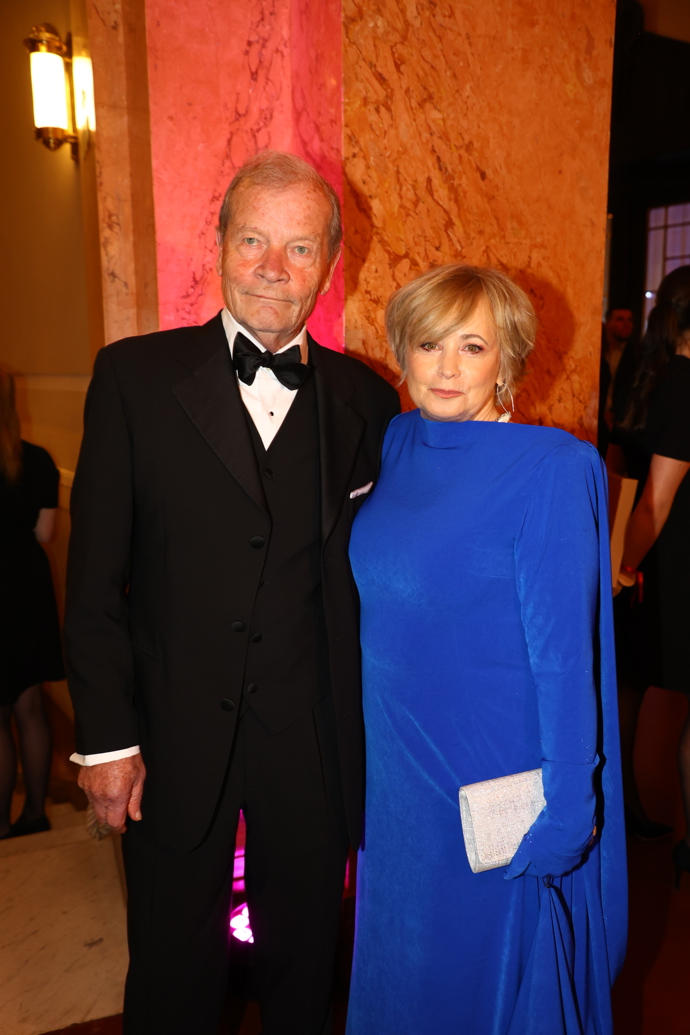 Jana Nagyová v doprovodu svého muže. Herečka vynesla na ples šaty od Martiny Pipkové Loudové.