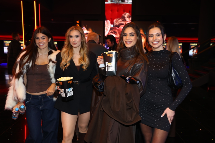 Gabriela z Love Islandu po boku krásek z Bacheloru.