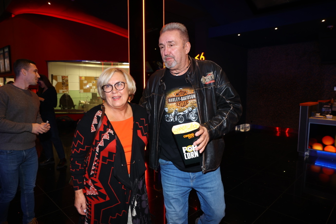 Kateřina Cajthamlová s partnerem na premiéře filmu Epic.