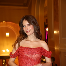 Krásná Sara Sandeva vyrazila na ples.