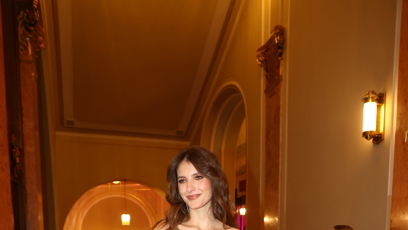 FOTO: Krásná Sara Sandeva vyrazila na ples.