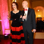 Sára Saudková letos poprvé vyrazila na Česko-Slovenský ples. Doprovod jí dělal gentleman s červeným motýlkem.