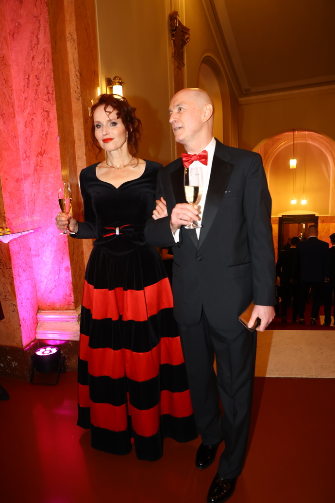 Sára Saudková letos poprvé vyrazila na Česko-Slovenský ples. Doprovod jí dělal gentleman s červeným motýlkem.