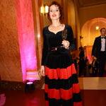 Fotografka oblékla sametové černo-červené šaty. 