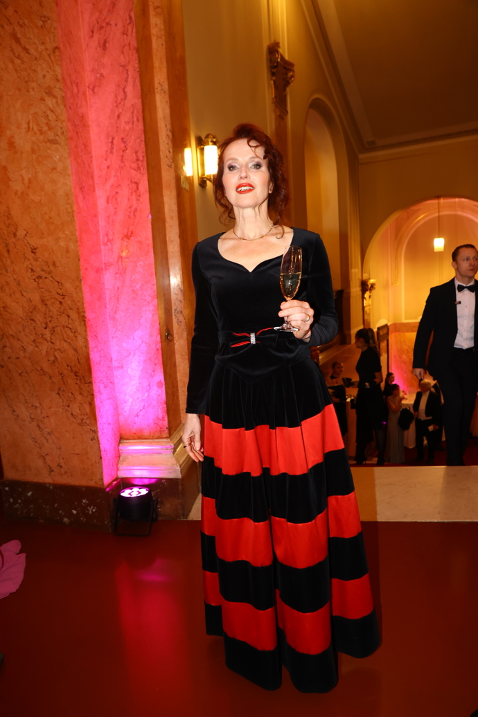 Fotografka oblékla sametové černo-červené šaty. 