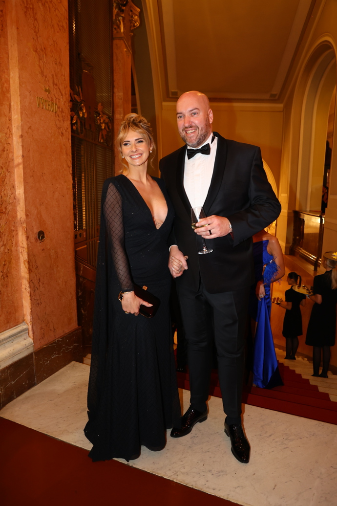 Šéfkuchař Ondřej Slanina vyvedl do společnosti manželku s nejhlubším výstřihem večera. 