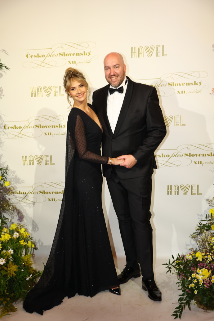 Ondřej Slanina dorazil na Česko-Slovenský ples po boku své partnerky.