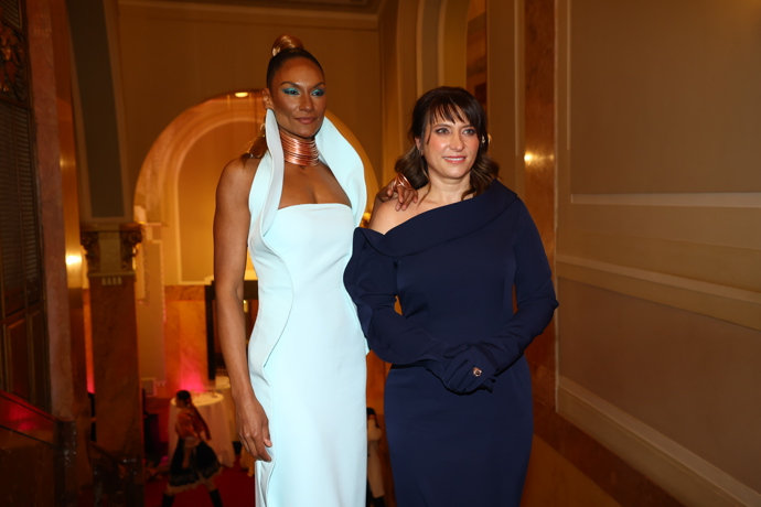 Lejla Abbasová po boku návrhářky Martiny Pipkové Loudové.