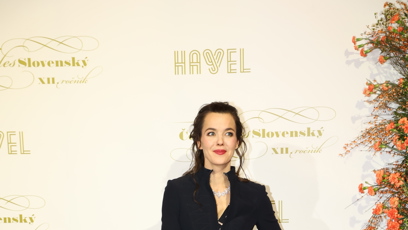 FOTO: Lilia Khousnoutdinova dorazila na ples celá v černém.