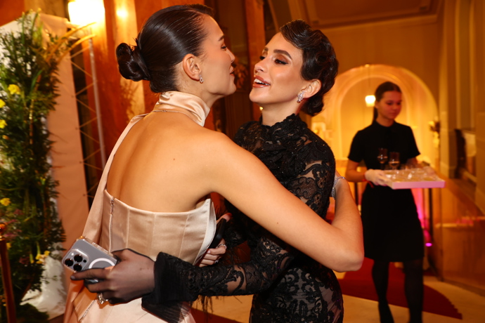 Daniela Zálešáková se pozdravila s Karolínou Kopíncovou.