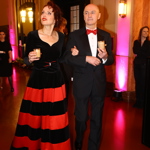 Díky červenému motýlku pánského doprovodu spolu dvojice hezky ladila.