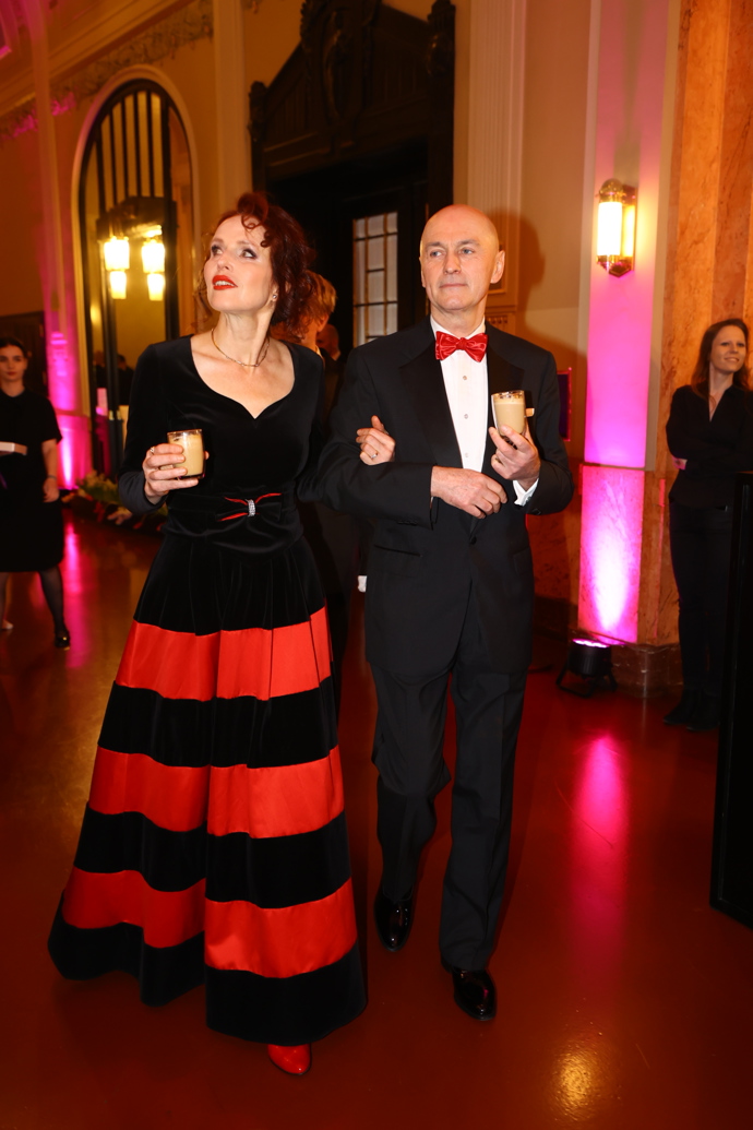 Díky červenému motýlku pánského doprovodu spolu dvojice hezky ladila.