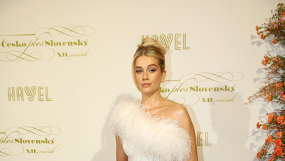 FOTO: Justýna Zedníková celá v bílém.