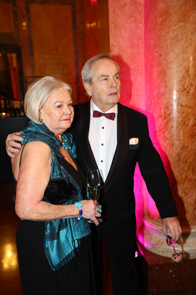 Moderátor Alexander Hemala s manželkou.