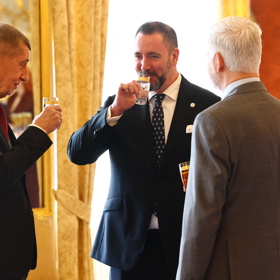 Igor Červený si připíjí po svém jmenování s premiérem Andrejem Babišem a prezidentem Petrem Pavlem. 