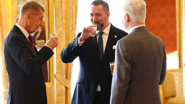 Igor Červený si připíjí po svém jmenování.