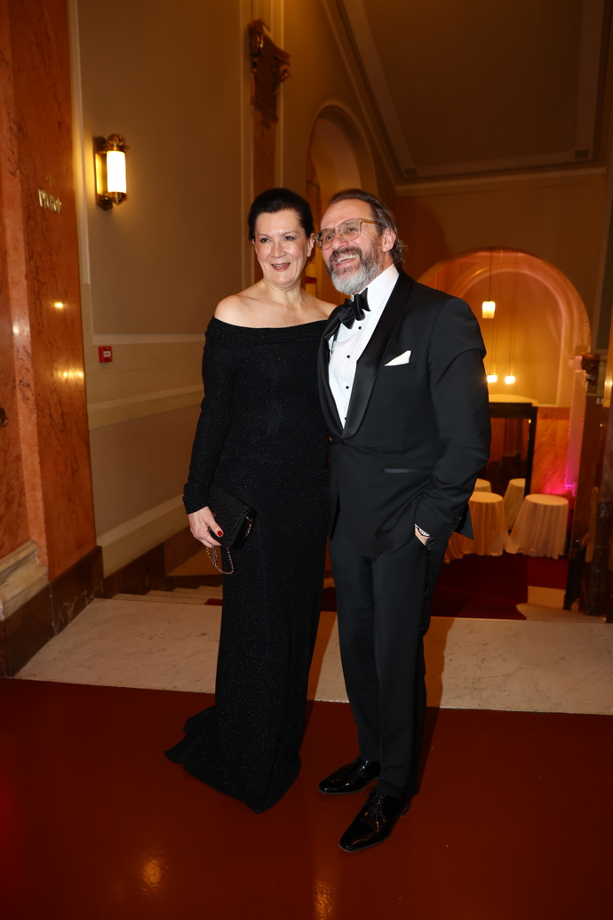 Módní návrhářka Tatiana Kovaříková s manželem. Návrhářka zvolila svoji oblíbenou černou barvu, ve které se cítí nejlépe.