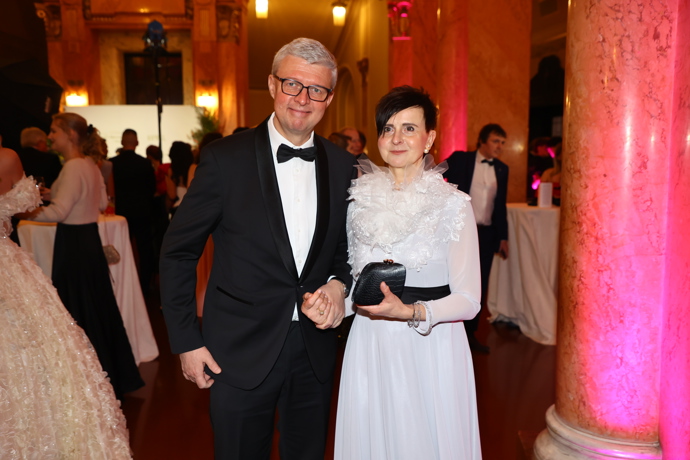 Ministr Karel Havlíček si s manželkou ples užívá.