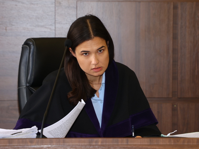 Soudkyně během procesu se Silvií Řehákovou a Petrem Malým.