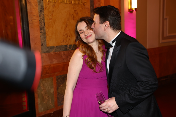 Petr Macinka se nebránil se svou manželkou něžnostem.