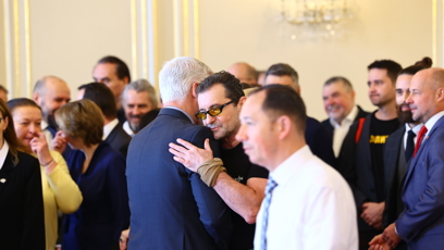 FOTO: Ondřej Vetchý se zdraví s Petrem Pavlem.