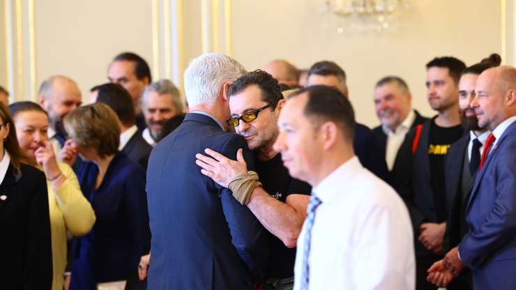 Ondřej Vetchý se zdraví s Petrem Pavlem.