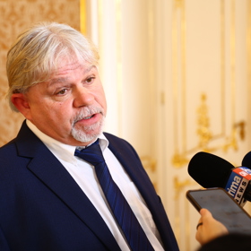 Alois Zwesper odpovídá novinářům.