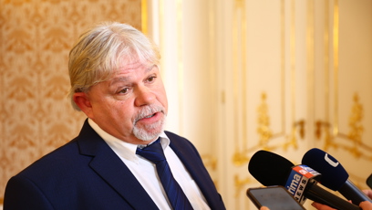 FOTO: Alois Zwesper odpovídá novinářům.