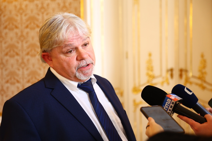 Alois Zwesper odpovídá novinářům.