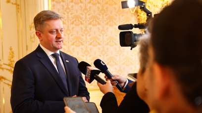 FOTO: Velvyslanec Ukrajiny Vasyl Zvaryč odpovídá novinářům.